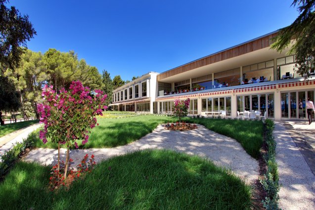 Tuin van Hotel Crvena Luka Kroatië
